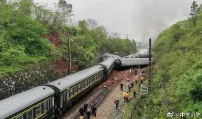列车脱轨侧翻，130余名消防员紧急救援！那么火车（列车）脱轨失事如何自救呢？